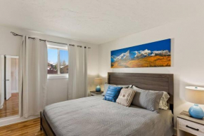 Ski Mountain Condo King Bed, Two Hot Tubs, Pool , on the Free Bus Route